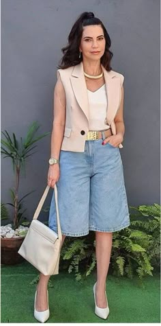 Light Blue Jeans Outfit, Outfits Con Jeans, Modest Outfit Ideas, Blue Jean Outfits, Bermuda Jeans, Light Blue Jeans, Summer Style Casual, Look Chic