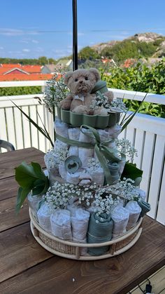 Blöjtårta diaper cake babyshower Neutral Diaper Cake Ideas, Boho Diaper Cake Boy, Pamper Cake Ideas, Gender Neutral Diaper Cake Ideas, Baby Shower Diaper Ideas, How To Make A Diaper Cake, Creative Diaper Cakes, Diaper Gift Ideas, Nappy Cake Ideas