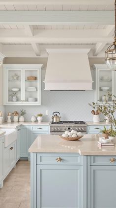 Coastal Kitchen Designs Beach Home Renovation, Beach Bungalow Kitchen Ideas, Beach House Remodeling Ideas, Beach Inspired Kitchen Coastal Style, Coastal Kitchen White Cabinets, Costal Theme House, Beach Condo Kitchen Remodel, Coastal Blue Kitchen Cabinets, Light Blue Kitchen Backsplash