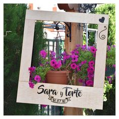 there is a sign that says sarra y torte with flowers in the frame