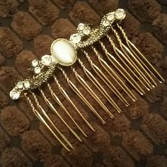 Vintage Crystals & Milky Oval Bead Hair Comb Antique Gold Brand New Never Used Price Is Firm, No Offer Please Beaded Hair Combs, Antique Hair Combs, Bead Hair, Huge Rings, Green Headband, Statement Hoop Earrings, Anthropologie Accessories, Pearl Hair Pins, Gold Headband