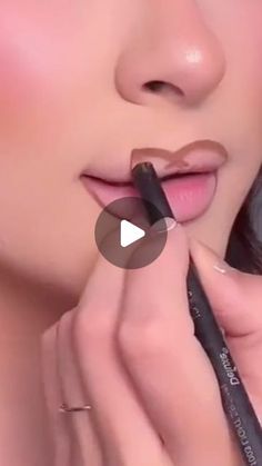 Meenas al_hiyari on Instagram: "Best lipstick hack 💄#makeup #makeuptutorial #lipgloss #lipmatte #lipshacks #trend #beauty #beautytips #lipliner #fyp" Trending Make Up, Nail Art 2024 Trends, Liner Styles, Things To Sell Online, Trending Makeup Looks, Lip Liner Tutorial, Quick Eye Makeup, Beauty Hacks Eyelashes, Beauty Treatments Skin Care