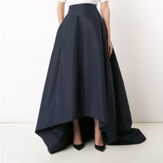 -Designer = Carolina Herrera - Size = 8. Trunk 45 - Msrp = $2990 -Carolina Herrera Size 8 High/Low Asymmetrical Black Skirt - Length Measured From The Front, From Tip Of Waist Line To Bottom Tip Of Skirt = 97cm -Length Measured From The Back, From Tip Of Waist Line To Bottom Tip Of Skirt = 148cm Trunk 45 Full Skirt Outfit, Evening Skirts, Rock Outfit, Eva Mendes, Full Skirts, Mode Inspo, Seville, Carolina Herrera, Looks Vintage