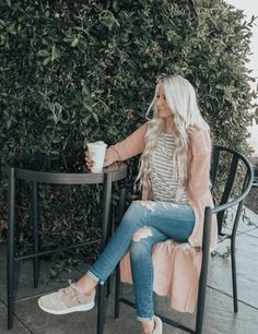 Must Heart Style - fashion & beauty Casual Look, Pink Cardigan, Sneaker Outfit Nude Sneakers Outfit, Sommer Outfit Inspo, Pink Sneakers Outfit, Long Cardigan Outfit, Nude Sneakers, Casual Work Clothes, Summer Pants Outfits, Beige Sneakers, Casual Glam