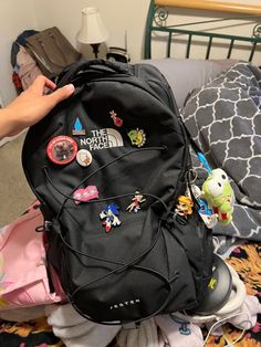 North Face Backpack With Patches, The North Face Backpack Jester, Cute Backpack Accessories, North Face Jester Backpack Aesthetic, Northface Backpacks Outfit, The North Face Backpack Outfit, Decorated Backpack Aesthetic, Backpack Aesthetic Men, The North Face Backpack Aesthetic