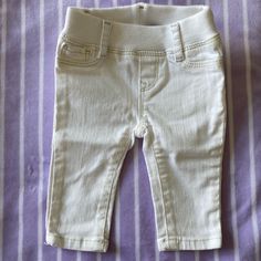 White Baby Girl Starchy Jeans. Never Worn Girl Jeans, Jeans Color, Girls Jeans, Kids Bottoms, Colored Jeans, Gap, Kids Shop, Color White