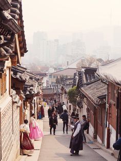 A must-see in Seoul - Bukchon Hanok Village. Gorgous old houses and stunning city views. Korea Travel Guide, Seoul Travel Guide, Hanok Village, Bukchon Hanok Village, Instagram Guide