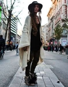 Winter Hippie, Looks Hippie, Look Hippie Chic, Bohemian Boots, Bohemian Winter, Stile Boho Chic, Moda Hippie