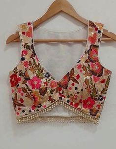 Lehanga Blouses Sleeveless, New Choli Blouse Design 2024, Sleeve Less Blouse Designs For Navratri, Blouse Designs Cut Sleeves, Cut Sleeve Blouse Design, 2024 Blouse Design, Choli Blouse Design Models, Indian Crop Top Designs, V Cut Blouse Design