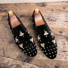 Mens Italian Dress Shoes, Velvet Dress Shoes, Loafer Shoes For Men, Mens Slip Ons, Chinese Shoes, Designer Wedding Shoes, Short Blazer, Studded Loafers, Velvet Loafers