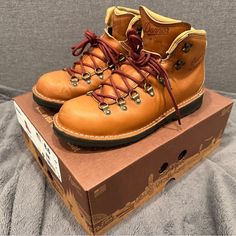 Danner Mountain Pass Hiking Boots 33276 Horween Rio Size: Men's 8.5 Ee Height: 5" This Is The Flagship Iconic Danner Mountain Pass Boots! Only Worn A Handful Of Times To A Function (Never Hiked In Them). They Are Super Clean And Like New (See Photos). I Am A Big Danner Brand Collector, Selling This One; Was Just Never Worn Much (Havent Gotten Cold Winters In Jersey In Awhile) So Selling. Lightweight. Versatile. Classic. Vibram Outsole. Made In Portland, Oregon. Full Grain Leather Upper. Horween Danner Mountain 600, High-top Hiking Desert Boots With Reinforced Toe, Vintage Danner Boots, Danner Mountain Pass Boots, Brown High-top Hiking Boots With Reinforced Toe, Mountain Pass, Horween Leather, Super Clean, Green Lace