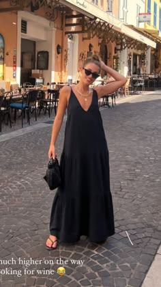 Long Dresses Summer Casual, Black Beach Dress Outfit, Relaxed Evening Outfit, Summer Outfits Europe Street Styles, Boho Everyday Outfits, Santa Barbara Outfit Summer, Black Maxi Dress Outfit Ideas Summer, Black Linen Dress Outfit Summer, Linen Maxi Dress Outfit