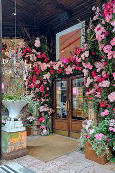 Biophilia design trend with the pink floral flower garland wrapping the entrance to ABC Carpet and Home, NYC's ultimate home decor destination. Shop Front Floral Installation, Unique Floral Installations, Stoneblossom Floral Event Design, Pink Flower Installation, Storefront Floral Installation, Organic Artwork, Nyc Decor, Bar Interior Design, Hospital Interior Design