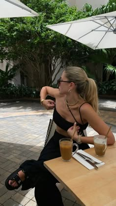 kylie francis - x Casual Pics Aesthetic, Summer 2023 Minimalist Outfits, Afternoon Tea Outfit Summer, Mode Indie, Kylie Francis, Looks Street Style, Looks Black, Mode Inspo, Looks Chic