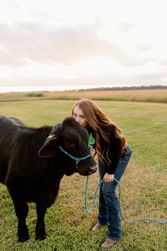 Livestock Show Pictures, Senior Livestock Pictures, Senior Picture Ideas With Show Cattle, Livestock Senior Pictures Cattle, Livestock Pictures, Fair Photos, Showing Cattle, Country Pictures