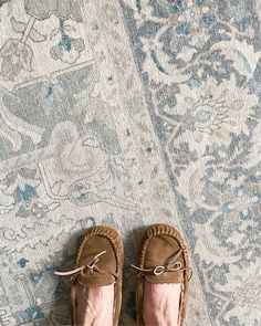 a pair of shoes sitting on top of a rug