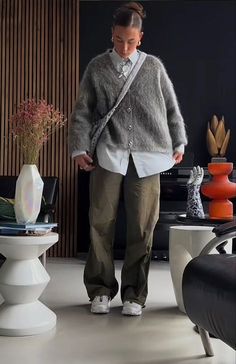 Vintage Timeless Fashion, Cardigan And Collared Shirt Outfit, Cope Hagen Street Style, Cardigan And Shirt Outfit, Streetwear Office Look, Mid Size Outfits Work, Streetwear Work Outfit, Coastal Grandpa Outfits