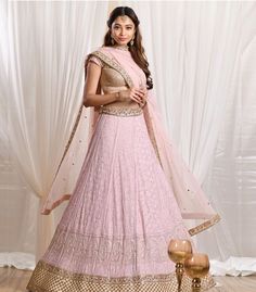 lucknowi chikan online Chickenkari Lehenga, Gold Lehenga Bridal, Lehenga Chikankari, Indian Bridesmaid Outfits, Chikankari Outfits, Lehengas Designs, Elegant Lehenga, Embroidery Styles, Ceremony Outfit