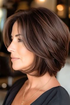 Save this pin for the best layered bob hairstyles for women over 50. The razor-cut bob with long layers adds sharpness and definition to your look. The razor technique creates feathered, jagged ends. The layers are bold and choppy, giving your hair tons of texture and movement. Bob With Long Layers, Layered Wavy Bob, Razor Cut Bob, Caramel Balayage