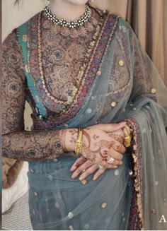 Sabyasachi Style Blouse, Sari Embroidery Design, Blouse Sabyasachi Designs, Sabyasachi Blouse Designs Pattern, Sabyasachi Blouse Designs Front And Back, Sabyasachi Saree, Sabhya Sachi Lehenga Blouse, Sabyasachi Sarees Blouse, Sabhya Sachi Blouse Designs