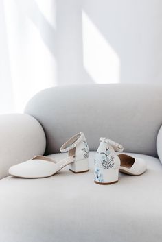 Wedding shoes 'Jasmine' is handcrafted in soft off-white suede and has elegant handmade embroidery that can be customized to your preference! The heel measures 4.5 cm / 1.8 inches. These wedding shoes are designed with a V-notched vamp (v-cut) and closed-toe, making bridal sandals even more elegant and special. Inside there is a soft Memory foam insole, which gives a feeling of additional comfort when walking. Tunit outsole is made of a mixture of leather chips and rubber, it's more wear-resista Embroidery Wedding, Pearl Anklet, Wedding Shoes Flats, Bridal Sandals, Embroidered Wedding, Womens Wedding Shoes, Styl Boho, Handmade Embroidery, Bride Shoes