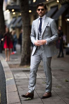 Grey Suit Brown Shoes, Street Style Suit, Mens Fashion Work, Mens Fashion Business, Stylish Mens Fashion, Mens Fashion Smart, Mens Fashion Photography, Suit Men, Best Mens Fashion