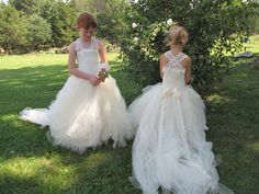 Girls Tulle Flower Girl dress Flower Girl by TheCreatorsTouch Tulle Dress Diy, Flower Girl Dress Tulle, Robe Diy, Lace Flower Girl Dress, Tulle Flower Girl Dress, Dress With Train, Girls Couture, Tulle Flower Girl, Dress Tulle