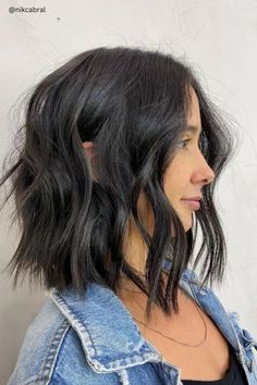 To achieve the most contemporary look, wear your new blunt bob wavy. You can use heat to create the perfect waves, or go for one of the various popular heatless methods, such as using fabric strips, bobby pins or braiding your hair overnight. Above Shoulder Hair, Shoulder Haircut, Black Hair Cuts, Rambut Brunette, Short Dark Hair, Shoulder Hair, Lob Hairstyle, Lob Haircut, Shoulder Length Hair Cuts