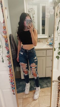 Dark Mom Jeans Outfit, Outfits For School Latina, Simple Birthday Outfits, Baddie Outfits Casual School, Valentine Fits, Quince Outfits Guest, Baddie Latina Outfits, Outfit Ideas Lazy, Latina Outfit Ideas