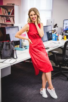 5 Foolproof Ways to Pair a Dress With Sneakers Sneakers To Work, Sneakers Outfit Work, Workplace Fashion, How To Wear Sneakers, Wear Red Lipstick, Look Office, Long Pencil Skirt, Cute Skirt Outfits, Skirt And Sneakers