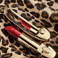 LA COMBINACIÓN PERFECTA DE ROUGE G HECHA POR @GUERLAIN Descubre Rouge G Velvet N 510, el nuevo tono rojo intenso satinado. Personaliza tu barra de labios con la Carcasa Le Fauve, un estampado de leopardo de textura aterciopelada, icono del vestuario con motivos animales. #GUERLAN #MAKEUP #LIPSTICK #ROUGEG #aromas #novedad Guerlain Lipstick, Makeup Lipstick, Christmas Wishlist, Velvet, Collage, Christmas, Pins