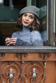 Vanessa Hudgens Short Hair, Vanessa Hudgens Hair, Estilo Vanessa Hudgens, Stella Hudgens, Everyday Ootd, Hair Everyday, Vanessa Hudgens Style, Mode Shoes, Female Actresses