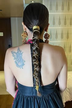 Introducing 85+ Bridal Hairstyles for all brides to be. from curly bridal hairstyle to simple & easy bridal hairstyle, we have got hairstyle for every hair type. #weddingbazaar#indianwedding #bridalhairstyle #bridalhairstyleindian #bridalhairstyleforshorthair #bridalhairstyleforlongahir #bridalhairstylesouthindian #bridalhairstylefrontandback #bridalhairstyleblack #bridalhairstylenew #bridalhairstylewithbraids #bridalhairstyleforreception #bridalhairstylecurlyhair #bridalhairstyleupdo #hairstyle Braid Hairstyles For Wedding, Messy Braided Hairstyles, Bridal Braid, Hairstyles For Brides, Hairstyles For Wedding, Bridal Braids, Braided Hairdo, Traditional Hairstyle, Celebrity Makeup Looks