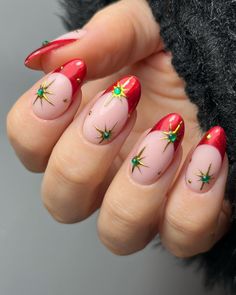 30 Instagram-Worthy Christmas Nail Art Ideas for the Young & Stylish 13 Biab Nail Design Christmas, Acrylic Nails Square Round, Unique Holiday Nails, Red French Tip With Gold, French Tip With Gold Stars, Vintage Christmas Nails, Nails Square Round, French Tip With Gold, Acrylic Nails Square