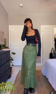 90s Skirts Outfit, Midi Skirts Ideas, Long Split Skirt Outfit, 20s Fashion Outfits, A Line Midi Skirt Outfit, 90s Long Skirt Outfits, 90s Midi Skirt Outfit, Late 20s Fashion Outfits, Mid 20s Fashion Outfits