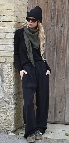 Adidas Shoes, Black Pants, Winter Outfits, Personal Style, Street Style, My Style, Green, Pants, How To Wear