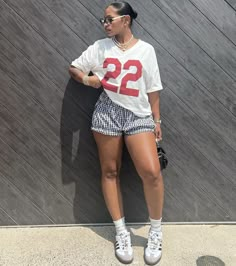 Shorts And Sambas, Park Outfit Summer, Baddie Sneaker Outfits, Game Day Outfit Black Women, Casual Brunch Outfit, Hot Summer Outfits, New York Outfits, Stylish Summer Outfits, Effortlessly Chic Outfits