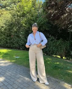 Casual Flowy Pants Outfit, Color Trousers Outfit, Beige Wide Leg Jeans Outfit, Beige Dress Pants Outfit, Old Money Modest Outfit, Outfit Con Pantalon Beige, Soft Pants Outfit