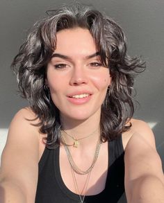 Shoulder Curly Haircuts With Layers, Enby Haircuts Long, Masculine Curly Haircut For Women, Medium Queer Haircuts, Queer Women Haircut, Queer Haircut Round Face, Masc Curly Hair Cuts, Masc Haircuts Curly