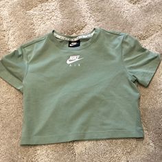 Nike Fitted Crop Top Brand New No Tags Womens Size Medium Eminem Daughter, Cropped Nike, Casual Country Outfits, Nike Crop Top, College Wear, Fitted Crop Top, Nike Top, Cute Nike Outfits, Tops Nike