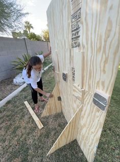 Diy Backdrop Stand, Event Backdrops, Photobooth Ideas, Wooden Backdrops, Idee Babyshower, Garden Art Ideas, Wood Arch, Craft Booth Displays, Wooden Arch