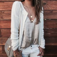 Tendência: moda com cara de lingerie Cardigan Jeans, Style Désinvolte Chic, Cooler Look, Cardigan Outfits, Warm Outfits, Date Outfits, Moon Necklace, Fashion Mode