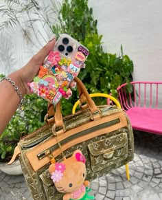 Decoden Diy, Louis Bag, Sac Louis Vuitton, Bag Y2k, Diy Case, Girly Bags, Pastel Pink Aesthetic, Luxury Purses, Bag Charms