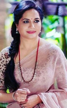 Sunitha Upadrashta, Singer Sunitha, Pink Blouse Designs, Hair Stylist Life, Fancy Blouse Designs, Beautiful Women Over 40, Indian Actress Hot Pics, Indian Beauty Saree, Blouse Design