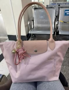 #unibag#schoolbag #workbag #bag #bagsandpurses #itgirlstyle #itgirl #itgirlbag #organizer Long Champ Bag, Longchamp Tote Bag, Uni Bag, Longchamp Tote, Inside My Bag, Longchamp Bag, Handbags For School, Labuan, Girly Bags