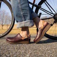 We used our patented stapled construction to add high-quality leathers to a midsole made with sustainable and durable cork in Merrin. A heel strap on this thoughtfully crafted mule provides a lighter take on support, and leathers produced with waste-reducing methods will give you a wardrobe staple you can feel good about. Womens Clogs Outfits, Colorado Shoes, Fluffy Fashion, Work Closet, Teacher Shoes, Fancy Footwear, Smartwool Socks, Mary Jane Clogs, Girl Vibe