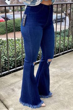 Plus Size Bell Bottoms Outfit, Dount Cake, Bell Bottom Jeans Plus Size, Bell Bottom Outfit Ideas, Dama Outfits, Plus Size Western Fashion, County Fits, Plus Size Bell Bottoms, Ariat Clothing