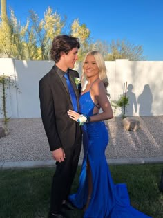 Blue Dress Homecoming Couple, Royal Blue Dress Photoshoot, Tux To Match Blue Prom Dress, Prom Outfits Navy Blue, Cobalt Blue Prom Couple, Colors For Prom Couples, Prom Date Outfits Matching