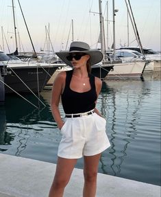 White Shorts Outfit, Italian Summer Outfits, Chique Outfit, Classy Summer Outfits, Style Casual Chic, European Summer Outfits, Italy Outfits