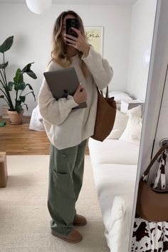 Comfy Put Together Outfits Winter, Best Autumn Outfits, Scandi Autumn Outfits, Back To School Street Style, Comfy Breakfast Outfit, Student Fashion Outfits, Business Student Outfits, Cute September Outfits, Autumn 2023 Outfits